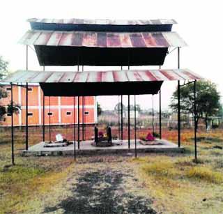 On the graveyard 'deathbed' | स्मशानभूमी ‘मृत्युशय्ये’वर On the graveyard 'deathbed' | स्मशानभूमी ‘मृत्युशय्ये’वर