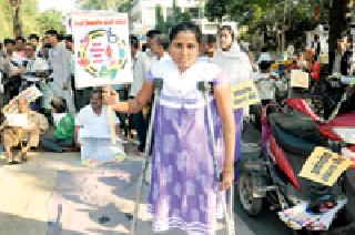 She forgets the physical disorder and calls her Elgar | शारीरिक व्यंग विसरून तिने पुकारला एल्गार She forgets the physical disorder and calls her Elgar | शारीरिक व्यंग विसरून तिने पुकारला एल्गार