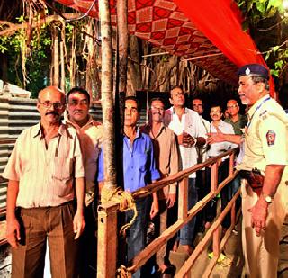 A crowd of devotees at the Siddhivinayak temple on the occasion of Angar | अंगारकीनिमित्त सिद्धिविनायक मंदिरात भाविकांची गर्दी