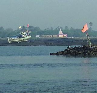 Shutdown on the rock boat | सातपाटीतील नौकेचे खडकावर आदळून नुकसान Shutdown on the rock boat | सातपाटीतील नौकेचे खडकावर आदळून नुकसान