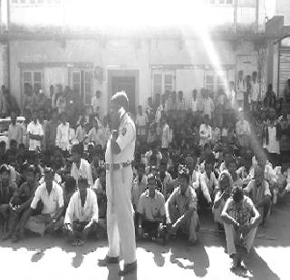 Report the crimes against those police! | त्या पोलिसांविरुद्ध गुन्हे दाखल करा!