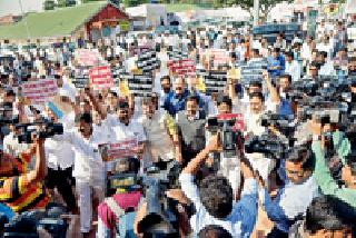 Opposition odds on the package issue | पॅकेजच्या मुद्यावर विरोधक आक्र मक