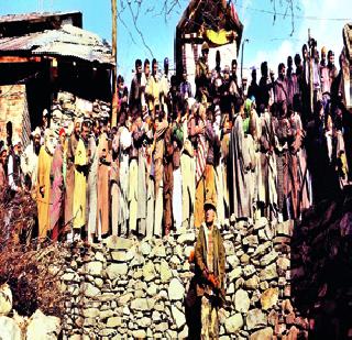 Voting enthusiastically in Uri despite the terrorists | दहशतवाद्यांना न जुमानता उरीमध्ये उत्साहाने मतदान