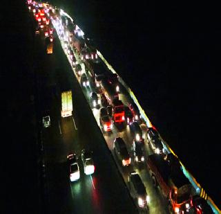 Three hours of traffic on the fast track | द्रुतगती मार्गावर तीन तास वाहतूककोंडी Three hours of traffic on the fast track | द्रुतगती मार्गावर तीन तास वाहतूककोंडी