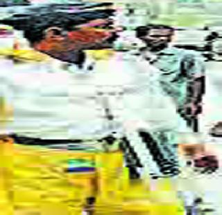 Control of 'Selfie' on Transport Police | वाहतूक पोलिसांवर ‘सेल्फी’चे नियंत्रण Control of 'Selfie' on Transport Police | वाहतूक पोलिसांवर ‘सेल्फी’चे नियंत्रण