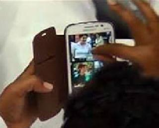 Priyanka Gandhi's photo in BJP Legislative Assembly | विधानसभेत भाजपा आमदार बघत होते प्रियांका गांधींचा फोटो