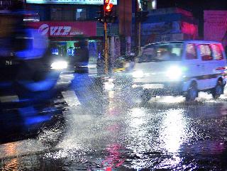 The city also suffered from unseasonal rains | शहरालाही बेमोसमी पावसाने झोडपले The city also suffered from unseasonal rains | शहरालाही बेमोसमी पावसाने झोडपले