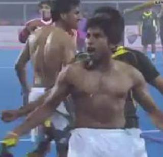 Pakistani players 'Ashlyle jinochas' against India | पाकिस्तानी खेळाडूंचा भारताविरूध्द 'अश्लिल जल्लोष'