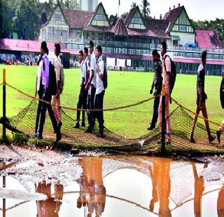 Even in Mumbai, the rainy season continues | मुंबईवरही बरसल्या पावसाच्या अवकाळी सरी
