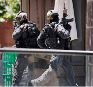 Police successful succeeding in terrorizing Café Lindh | कॅफे लिंड्ट मधील दहशतवाद्याला कंठस्नान घालण्यात पोलीस यशस्वी Police successful succeeding in terrorizing Café Lindh | कॅफे लिंड्ट मधील दहशतवाद्याला कंठस्नान घालण्यात पोलीस यशस्वी