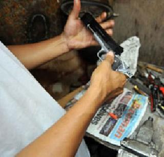 Cartridges found by taxi driver | टॅक्सीचालकाकडे सापडली काडतुसे Cartridges found by taxi driver | टॅक्सीचालकाकडे सापडली काडतुसे