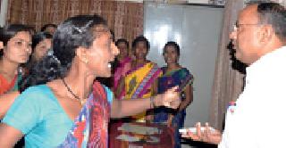 Women's District Collector | महिलांची जिल्हाधिकारी कार्यालयावर धडक Women's District Collector | महिलांची जिल्हाधिकारी कार्यालयावर धडक