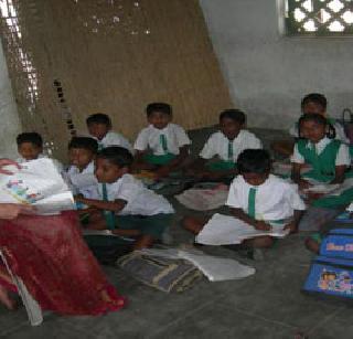 The school fills in the sheds of the paper | पत्र्याच्या शेडमध्येच भरतात शाळा