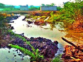 Satana municipal pipeline spills | सटाणा पालिकेची पाइपलाइन फुटली Satana municipal pipeline spills | सटाणा पालिकेची पाइपलाइन फुटली