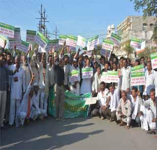 Give 50,000 hectare to farmers. | शेतक-यांना हेक्टरी ५0 हजार द्या!