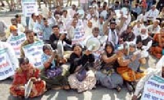 Playing 'Thali Bada' for Farmers' Rights campaign | किसान अधिकार अभियानाचे ‘थाळी वाजवा’ Playing 'Thali Bada' for Farmers' Rights campaign | किसान अधिकार अभियानाचे ‘थाळी वाजवा’