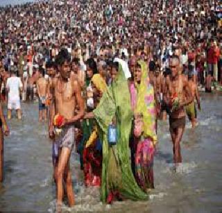 Action on the devotees polluting Godavari in Kumbh Mela | कुंभमेळ्यात गोदावरी प्रदूषित करणाऱ्या भाविकांवर कारवाई