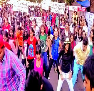 Flash Mobs Dock 'Dalmia' festival | फ्लॅश मॉबच्या तडक्याने आला ‘दालमिया’ उत्सव