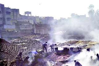 Fire brigade fire in Kobhul Peth in Nivivar Peth: Detecting the cause of fire | न्रविवार पेठेतील कोठुळे वाड्याला आग संसारोपयोगी साहित्य जळून खाक : आगीच्या कारणांचा शोध सु रूाा Fire brigade fire in Kobhul Peth in Nivivar Peth: Detecting the cause of fire | न्रविवार पेठेतील कोठुळे वाड्याला आग संसारोपयोगी साहित्य जळून खाक : आगीच्या कारणांचा शोध सु रूाा