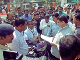 Problems with the handicapped persons who have learned the Chief Minister | मुख्यमंत्र्यांनी जाणून घेतल्या अपंग बांधवांच्या समस्या