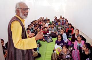 Poetry of Baba, who came out of control of Chimukanya | चिमुकल्यांच्या कुंचल्यातून साकारले बाबांचे काव्यविश्व