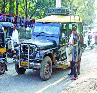 Old vehicles on the roads of Pandharparsha | पंधरावर्षे जुनी वाहने रस्त्यावर