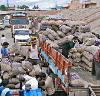 The government has slowed down the trade, temporary suspension of the ban | व्यापा-यांपुढे सरकार नरमले, आडत बंदीला तात्पुरती स्थगिती