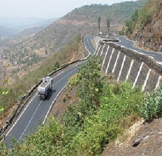 Continuation of the work of the patrol wall of the Varhad Ghat | वरंध घाटातील संरक्षक भिंतीचे काम जोरात सुरू