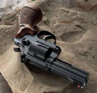 Solder solder pistols | कामगार नेत्याला विकले पिस्तुल Solder solder pistols | कामगार नेत्याला विकले पिस्तुल