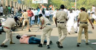 Latham on Youth Congress rally | युवक काँग्रेसच्या मोर्चावर लाठीमार