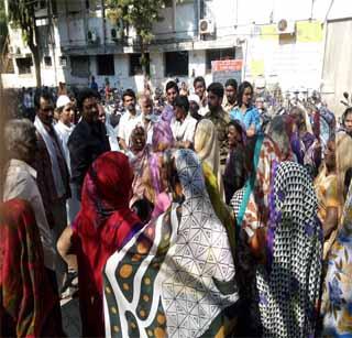 The employees of the municipal corporation said on Monday | महापालिका कर्मचा-यांनी सोमवार गाजविला