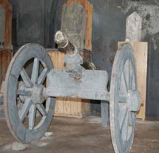 Panchagarh mortar stolen from Jijau's palace | जिजाऊंच्या राजवाड्यातून पंचधातूची तोफ चोरीला! Panchagarh mortar stolen from Jijau's palace | जिजाऊंच्या राजवाड्यातून पंचधातूची तोफ चोरीला!