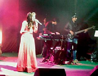 Suryidhi won by voice hormone | श्रीनिधीच्या स्वरांच्या हार्मनीने जिंकले