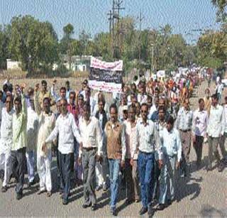 Akola Municipal staff stops collector's office | अकोला मनपा कर्मचारी धडकले जिल्हाधिकारी कार्यालयावर