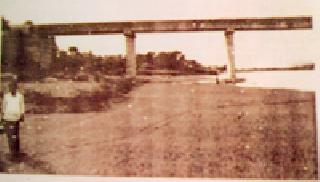 The partial construction took away photos of the building | अर्धवट बांधकामाचे फोटो काढून निधी लाटला The partial construction took away photos of the building | अर्धवट बांधकामाचे फोटो काढून निधी लाटला