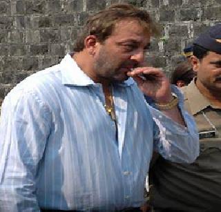 Sanjubaba returned home with private airline | खासगी विमानाने संजूबाबा घरी परतला Sanjubaba returned home with private airline | खासगी विमानाने संजूबाबा घरी परतला