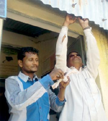 Lemon and chilli villagers removed the ashram school | आश्रमशाळेतील लिंबू, मिरची गावकऱ्यांनी काढले