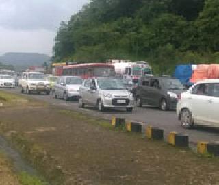 Three buses collided with each other in Khandali, 7 injured | खंडाळ्याजवळ ३ बस एकमेकांवर आदळून अपघात, ७ जखमी