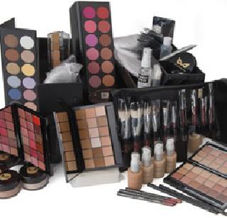 Fake beauty treatments at the naval commander's house | नौदल कमांडरच्या घरी बनावट सौंदर्य प्रसाधने Fake beauty treatments at the naval commander's house | नौदल कमांडरच्या घरी बनावट सौंदर्य प्रसाधने