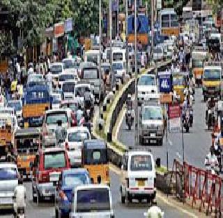 Due to the vehicular traffic due to market traffic | पर्यटकांच्या वाहनांमुळे बाजारपेठेत कोंडी Due to the vehicular traffic due to market traffic | पर्यटकांच्या वाहनांमुळे बाजारपेठेत कोंडी