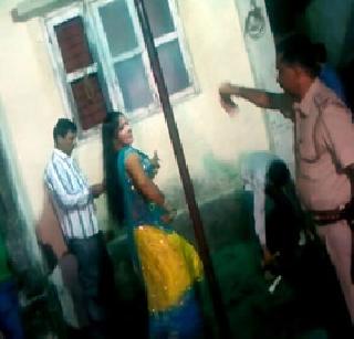 Dance with the police inspector bar girl | पोलीस निरीक्षकाचे बार गर्लसोबत नृत्य