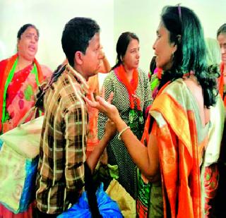 In the women's toilet, chop the bath | महिलांंच्या शौचालयात आंघोळ करणाऱ्यास चोप