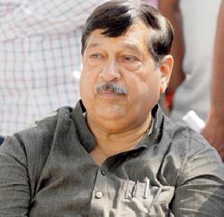 Mantri stone stuck in the elevator | मंत्रिमहोदय अडकले लिफ्टमध्ये Mantri stone stuck in the elevator | मंत्रिमहोदय अडकले लिफ्टमध्ये