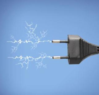 Death of a couple due to grill shock while drying clothes | कपडे वाळवताना ग्रीलचा शॉक लागून दाम्पत्याचा मृत्यू