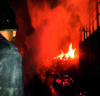 Eight workers died due to scorching heat | आठ कामगारांचा होरपळून मृत्यू Eight workers died due to scorching heat | आठ कामगारांचा होरपळून मृत्यू