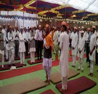 Mute homage to Gurudevbhakrishna Rashtra Saints | गुरुदेवभाक्तांची राष्ट्रसंतांना मौन श्रद्धांजली Mute homage to Gurudevbhakrishna Rashtra Saints | गुरुदेवभाक्तांची राष्ट्रसंतांना मौन श्रद्धांजली