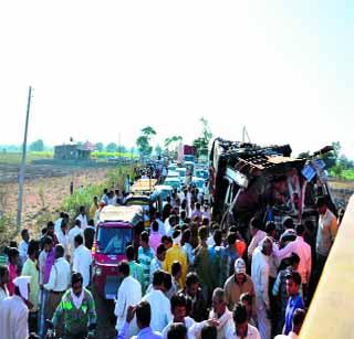 One killed, two injured in a trailer and a truck accident in Sulahabad | शेलूबाजारनजीक ट्रेलर व ट्रकचा अपघातात एक ठार, दोन जखमी