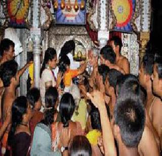 A crowd of Kolhapur to see Ambabai | अंबाबाईच्या दर्शनासाठी कोल्हापुरात गर्दी A crowd of Kolhapur to see Ambabai | अंबाबाईच्या दर्शनासाठी कोल्हापुरात गर्दी