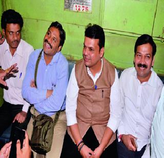 Chief Minister's local journey | मुख्यमंत्र्यांची लोकल सफर Chief Minister's local journey | मुख्यमंत्र्यांची लोकल सफर