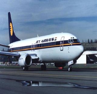 Predator of the jet plane jet plane | जेट एअरवेजच्या विमानास पक्षी धडकला Predator of the jet plane jet plane | जेट एअरवेजच्या विमानास पक्षी धडकला